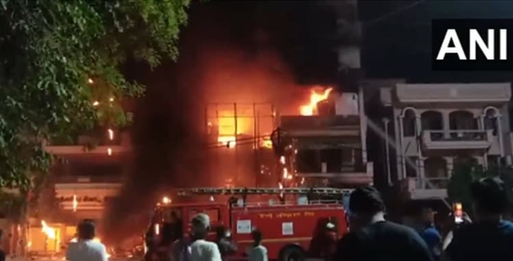 Delhi Fire: दिल्ली में दो अग्निकांड, 7 मासूम सहित 10 की मौत, न्यू बोर्न बेबी केयर अस्पताल का मालिक फरार