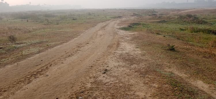 Exclusive: सिंहनान से घोघाबियर, 13 किमी तक खनन पर रोक, फिर भी माफियाओं ने उठाया अरबों का बालू