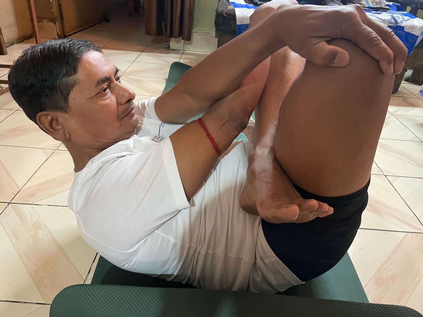 योग बुक ऑफ रिकॉर्ड में नाम दर्ज कराने के लिए प्रणव ने किये आसन