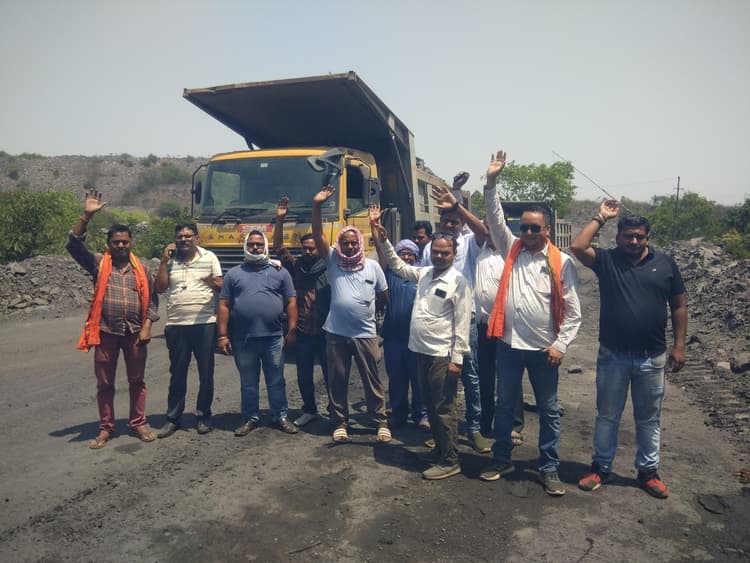 बकाया भाड़ा को लेकर हाइवा मालिकों ने ट्रांसपोर्टिंग रोकी