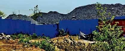 दुगदा रेलवे साइडिंग से पावर प्लांटों को जा रहा था चारकोल मिश्रित कोयला