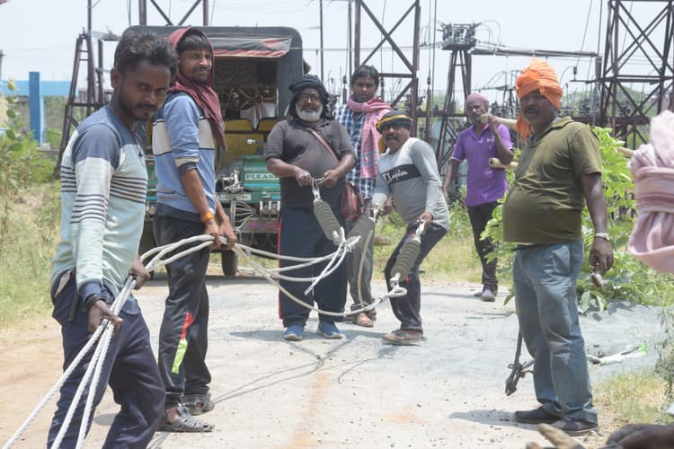 इन श्रमवीरों के बदौलत रोशन हैं हमारे घर