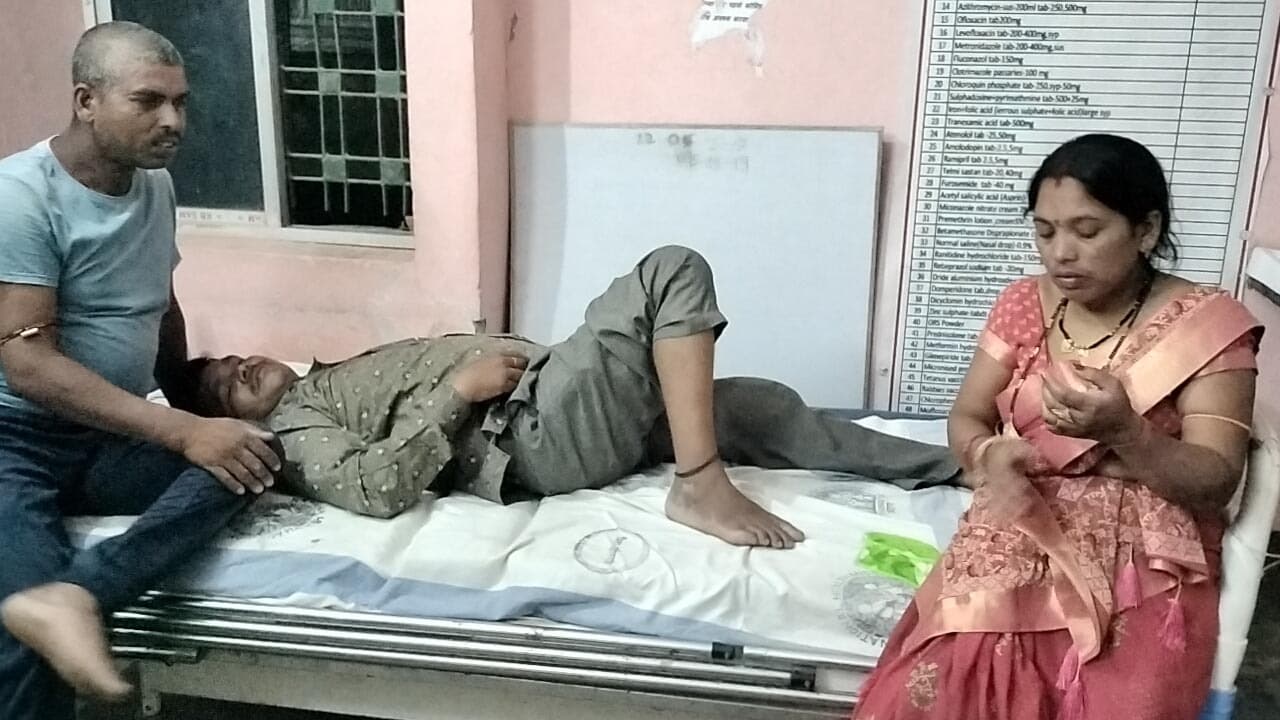 अनियंत्रित हो पलटा ई-रिक्शा, दंपती घायल