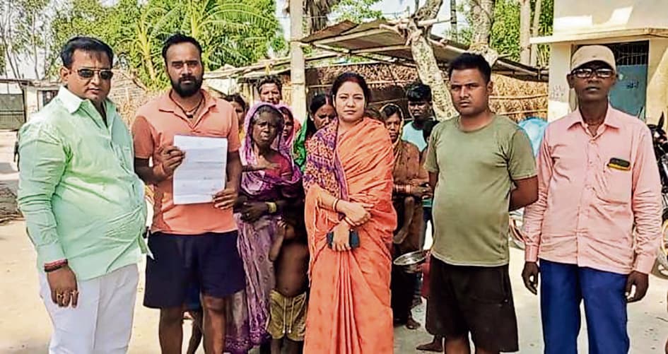 सड़क ढलाई में अनियमितता को लेकर ग्रामीणों ने किया विरोध