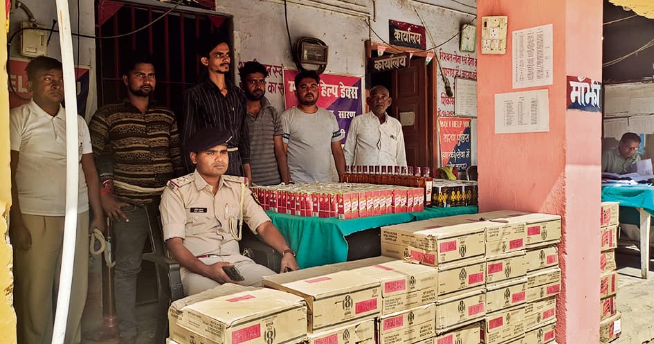शराब के साथ चार तस्कर गिरफ्तार, तस्करों के विरुद्ध नई उत्पाद अधिनियम के तहत प्राथमिकी दर्ज कर जेल भेजा