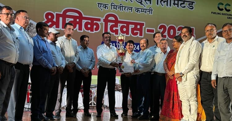 ढोरी एरिया के जीएम व कामगारों को किया सम्मानित