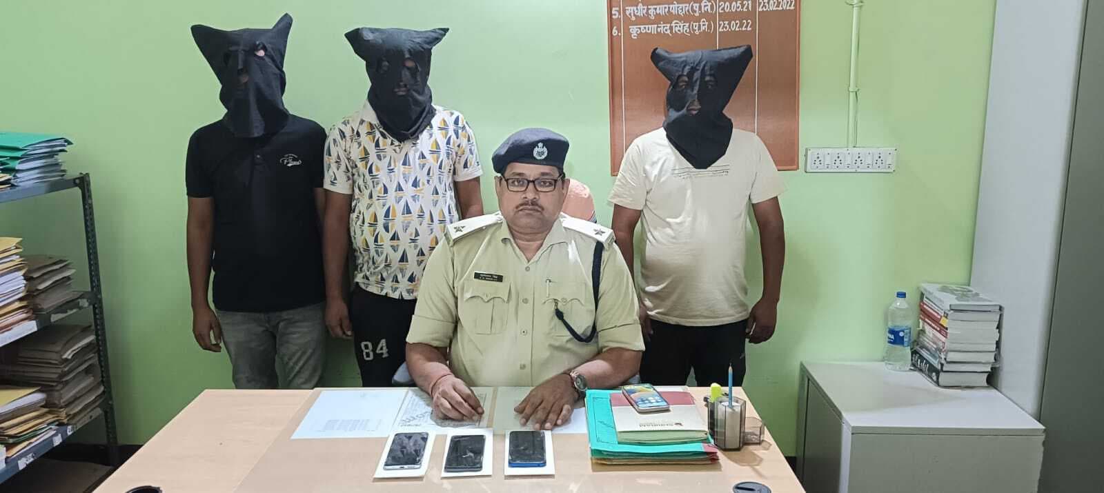 मधुपुर थाना क्षेत्र से तीन साइबर आरोपित गिरफ्तार