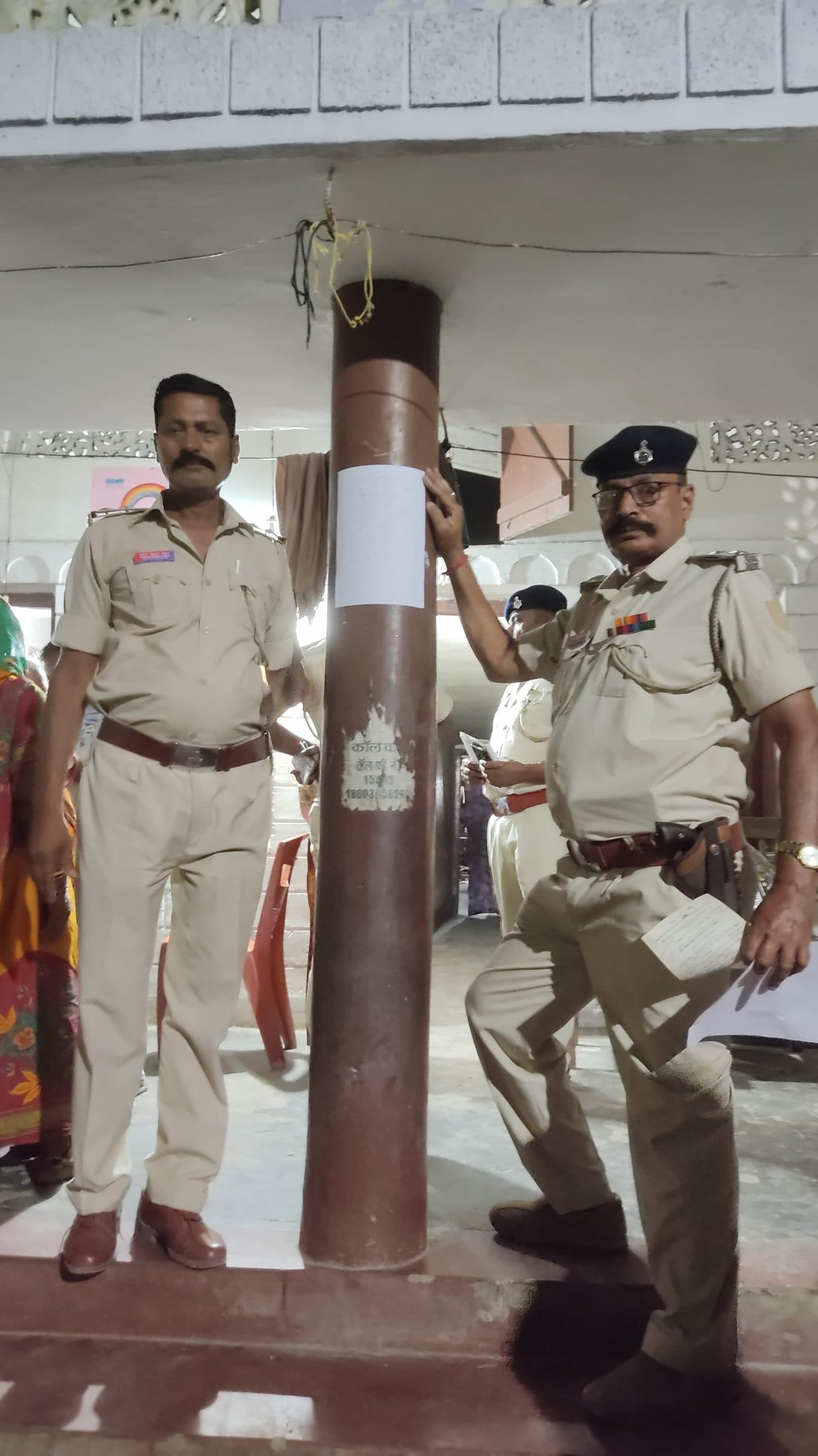 बेंड-बाजे के साथ आरोपित के घर पहुंची पुलिस ने दीवार पर चिपकाया इस्तेहार