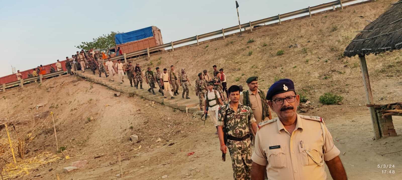 शांतिपूर्ण चुनाव संपन्न को लेकर पुलिस पदाधिकारियों ने किया फ्लैग मार्च