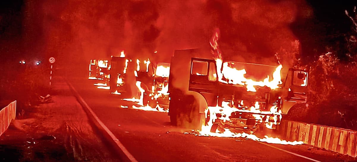 हाइवा और कमांडर की टक्कर में युवक की मौत, आक्रोशित ग्रामीणों ने सात हाइवा फूंक डाले