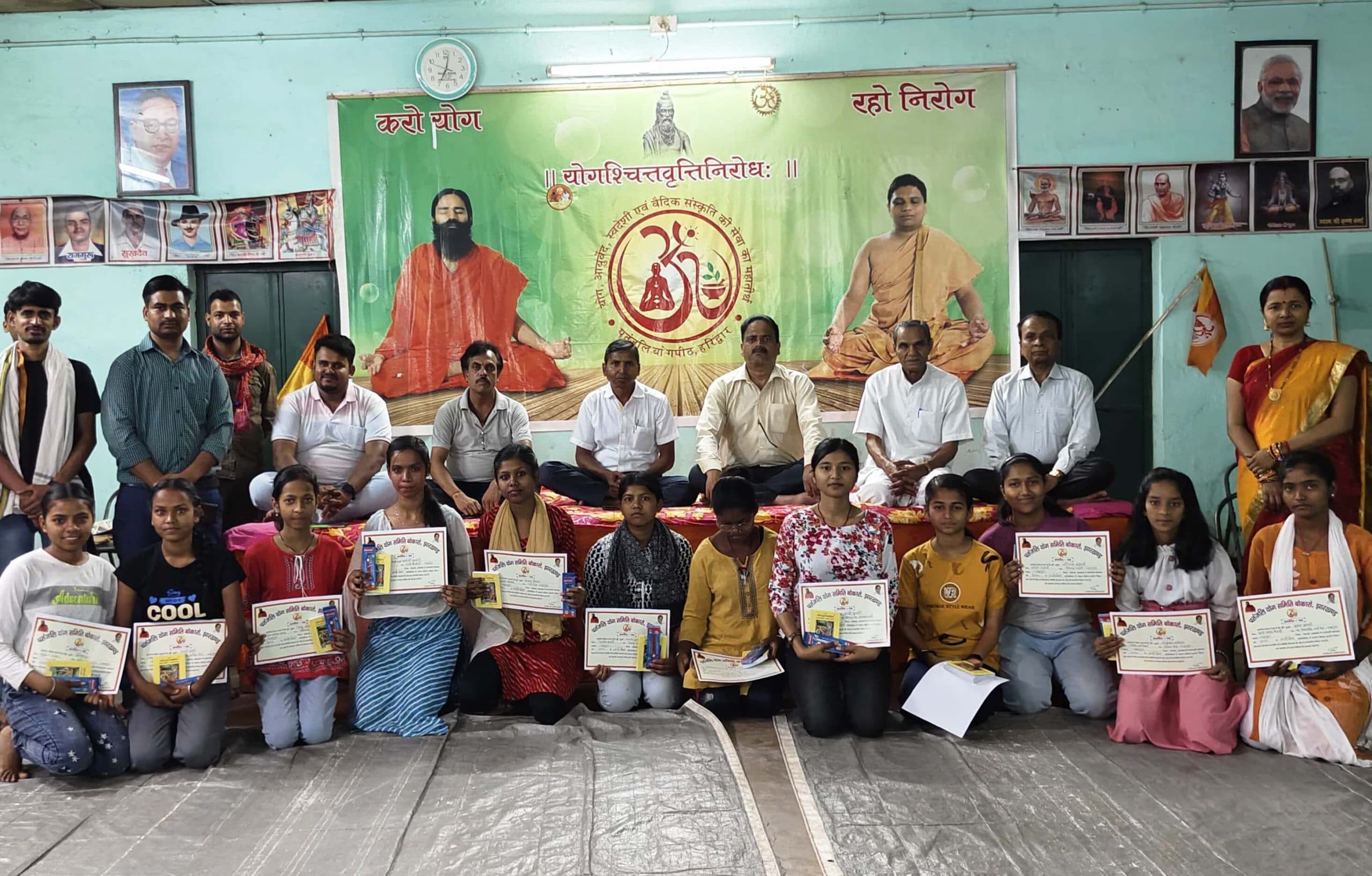 लाठी खेल का शौर्य दिखाने वाली युवतियां सम्मानित