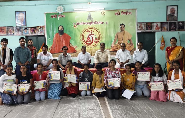 लाठी खेल का शौर्य दिखाने वाली युवतियां सम्मानित