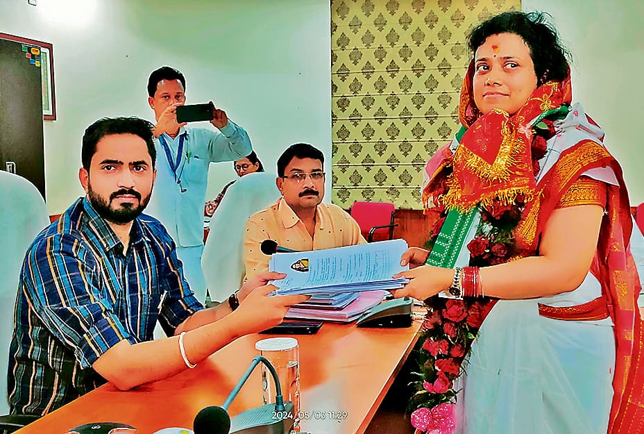 रघुनाथपाली : बीजद उम्मीदवार अर्चना रेखा बेहेरा ने अंतिम दिन भरा पर्चा