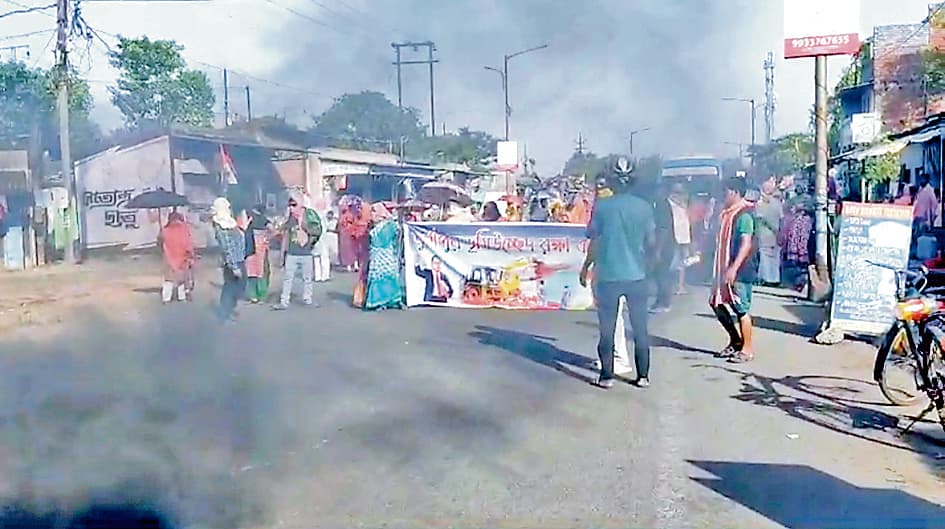 बिजली-पानी सप्लाई बंद करने के खिलाफ प्रदर्शन