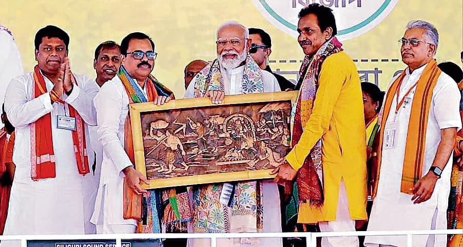 लेफ्ट, कांग्रेस व तृणमूल के पास विकास का कोई विजन नहीं : मोदी