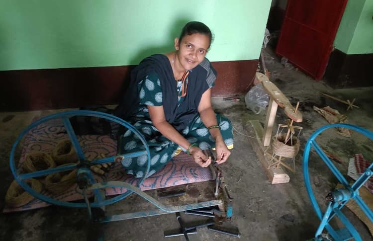 कौड़ीखुटाना में 30 महिलाएं को कोकुन से धागा व कपड़े तैयार कर बन रहीं आत्मनिर्भर