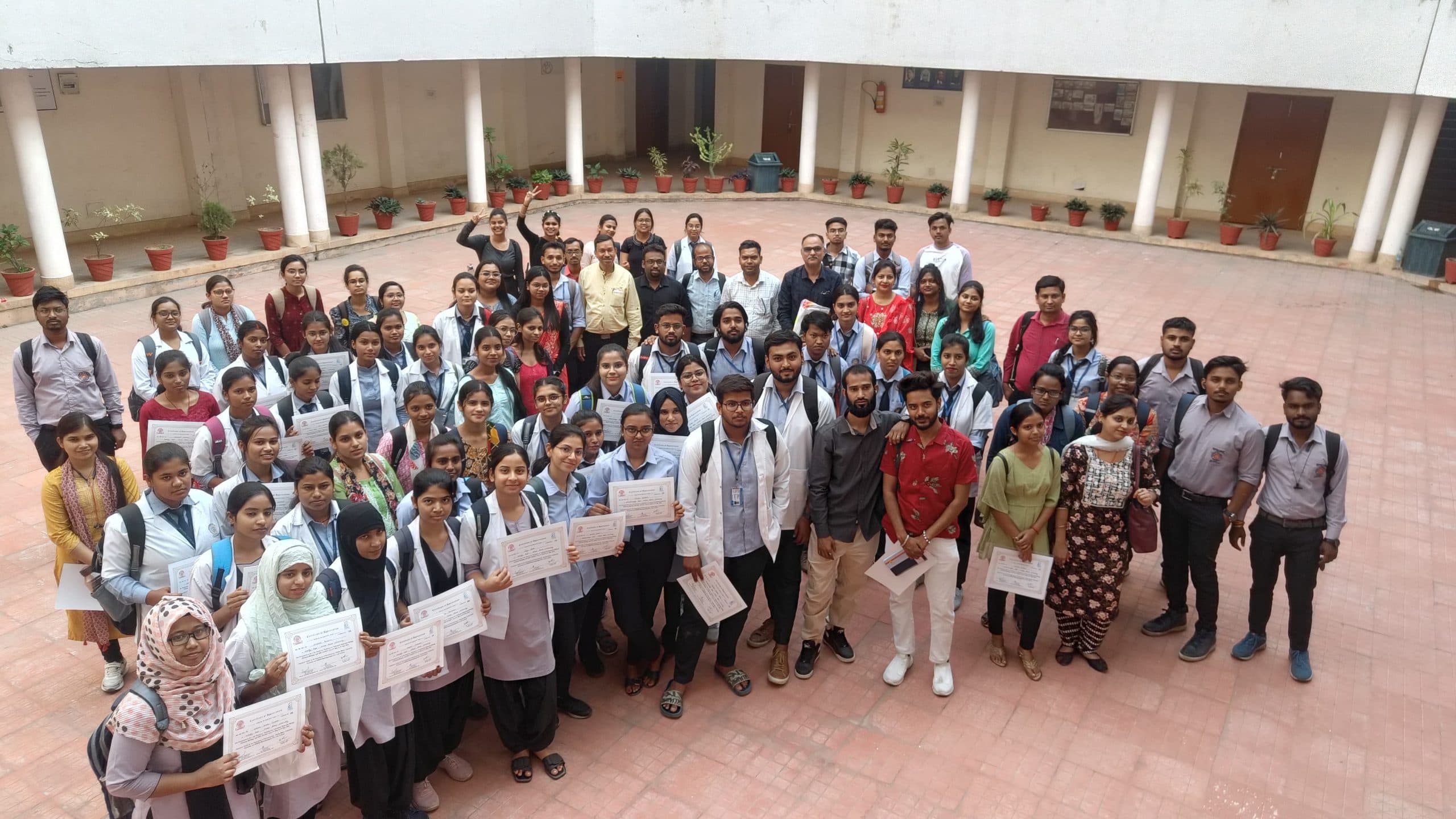 कार्यशाला के अंतिम दिन प्रतिभागियों में बांटे प्रमाण पत्र