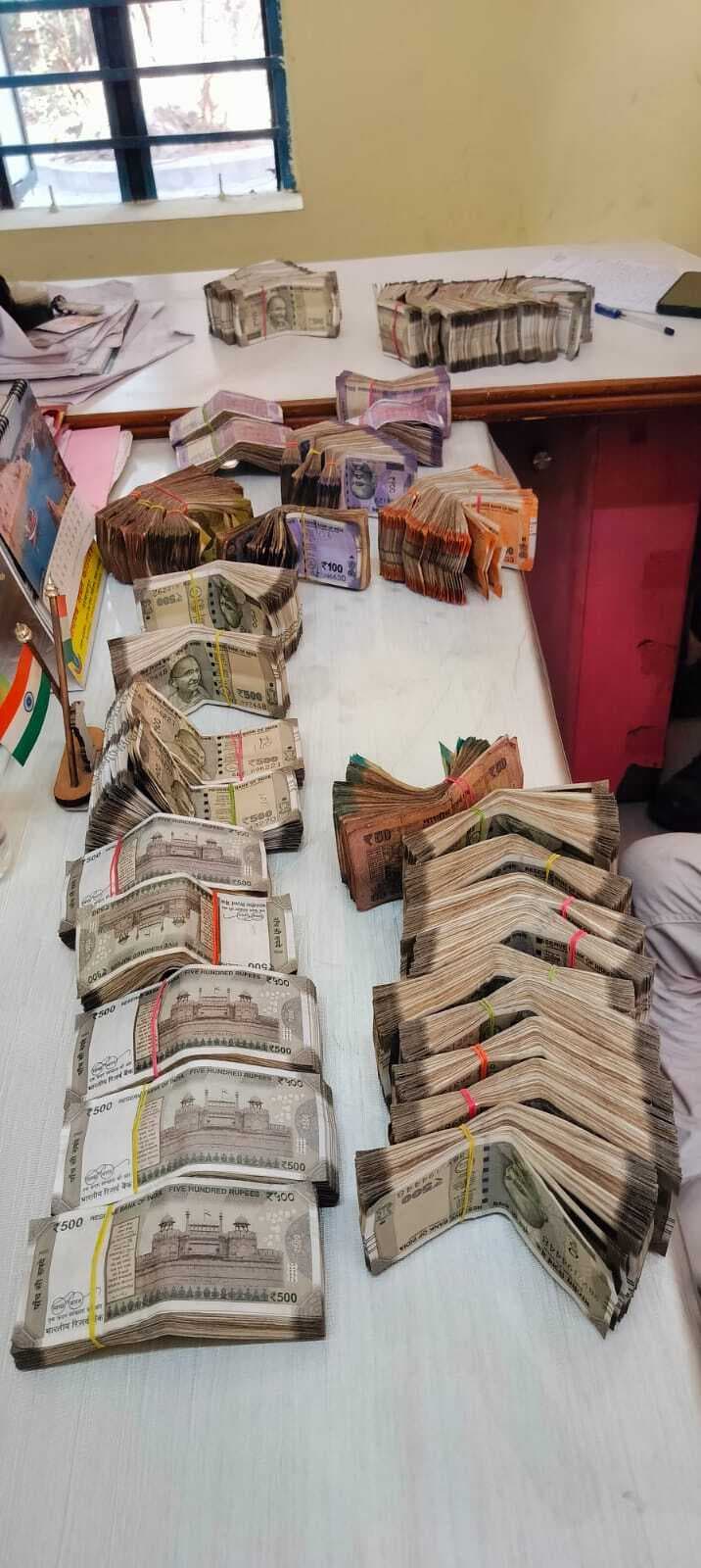 एफएसटी टीम ने मिहिजाम में 16,75 लाख रुपये किया जब्त