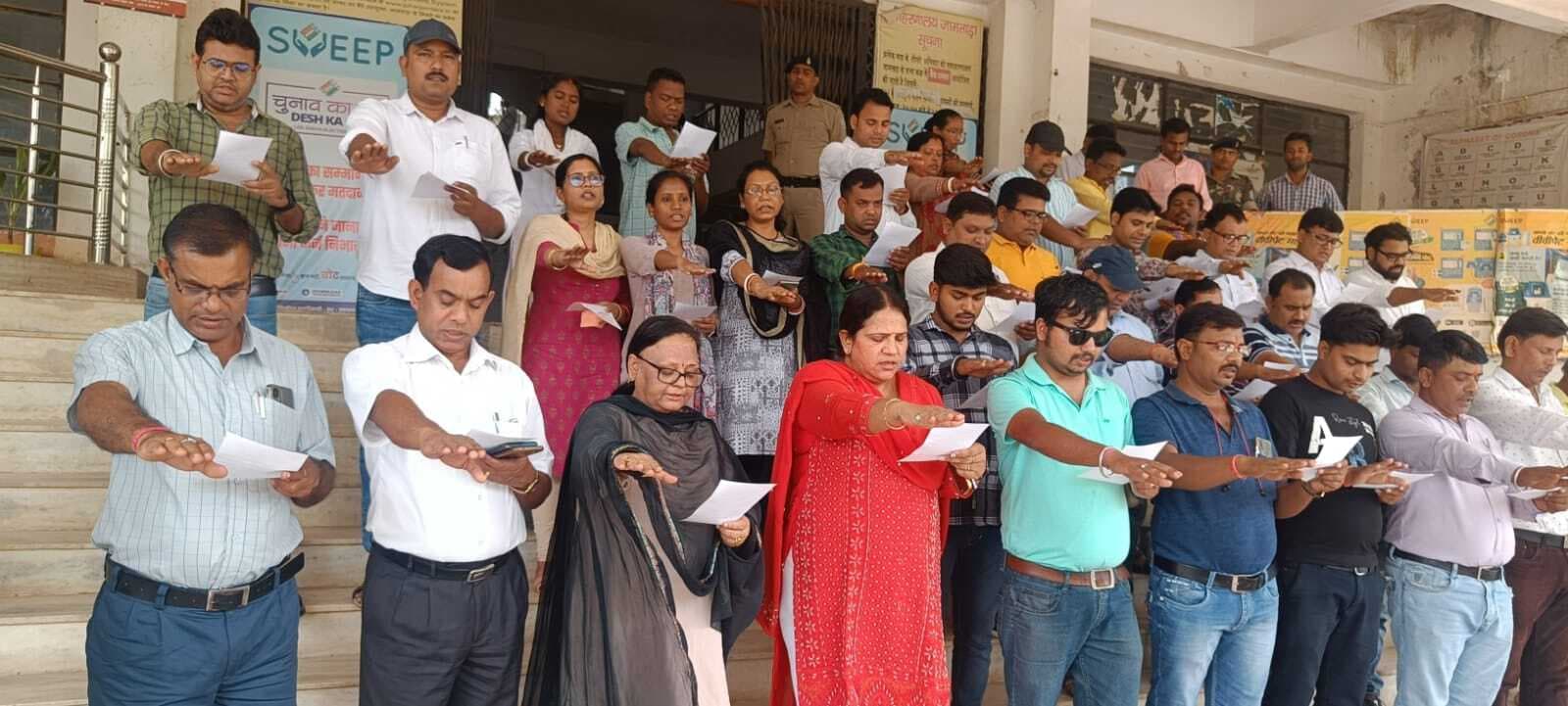 मानव शृंखला बनाकर शत-प्रतिशत मतदान करने का दिया संदेश