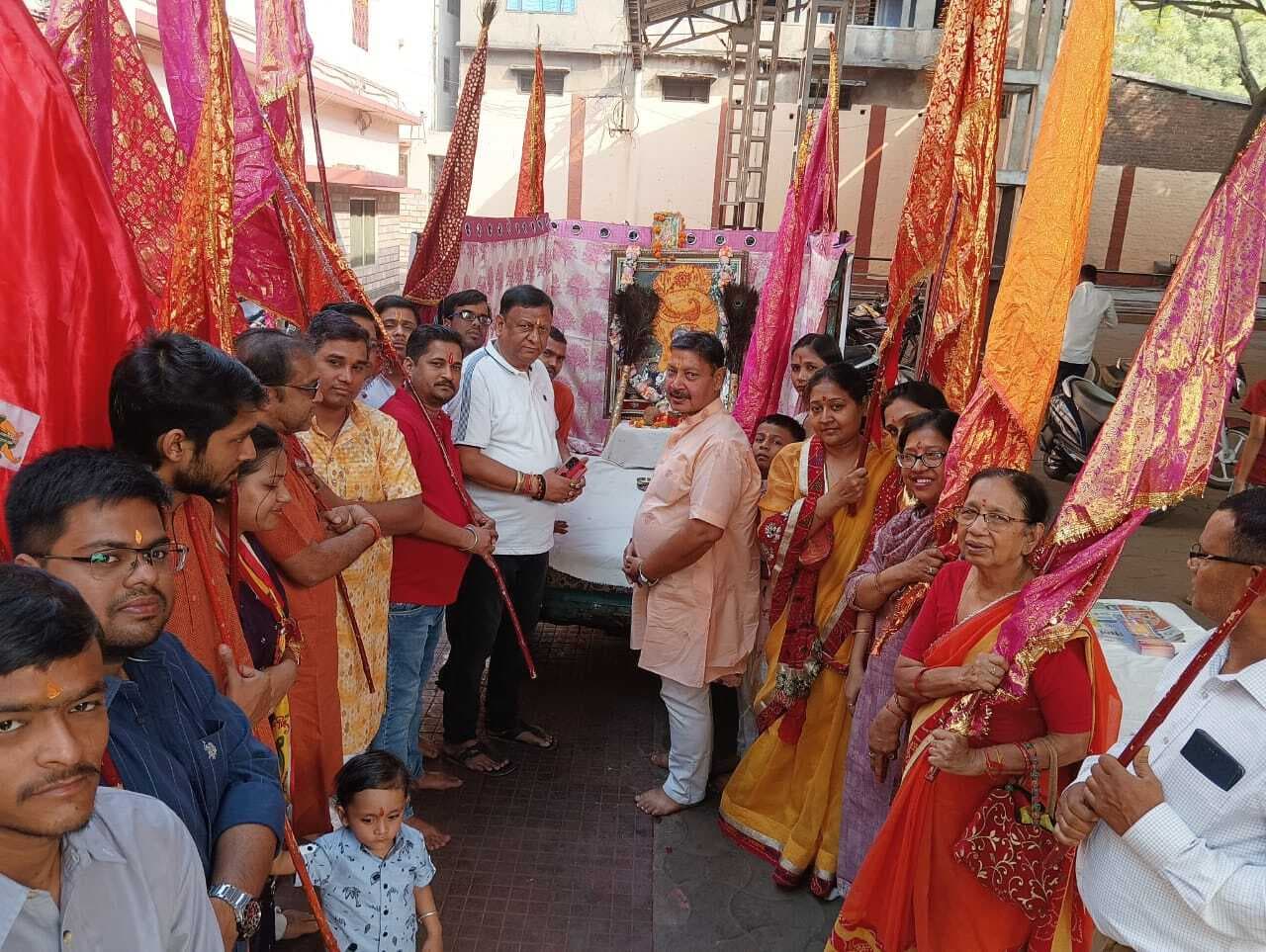 खाटूवाले श्याम बाबा के चरणों पर चढ़े निसान