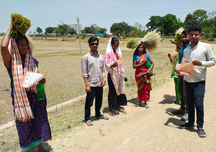 अभाविप के कार्यकर्ताओं ने चलाया मतदाता जागरूकता अभियान