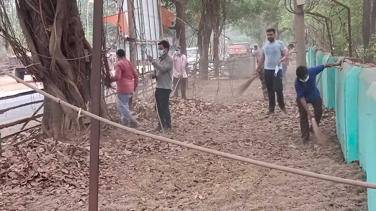 पाकुड़ शहर स्थित सौंदर्यीकरण स्थलों पर चलाया स्वच्छता अभियान