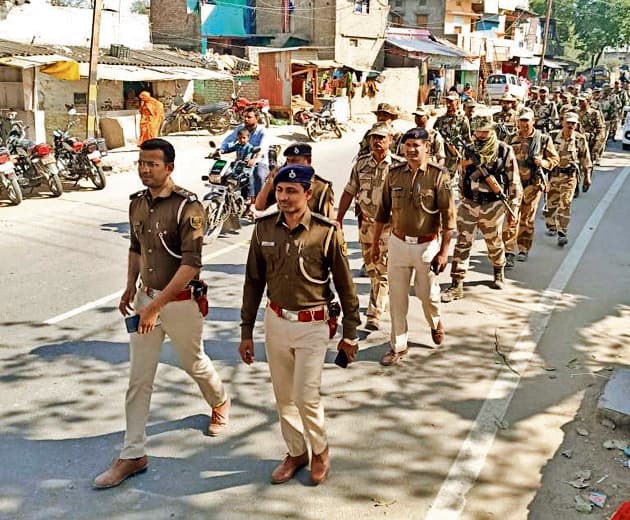 भय मुक्त मतदान को लेकर पुलिस ने किया फ्लैग मार्च