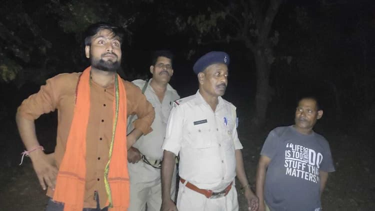 स्वर्णरेखा नदी में मिला किशोर का शव,पुलिस ने निकाला