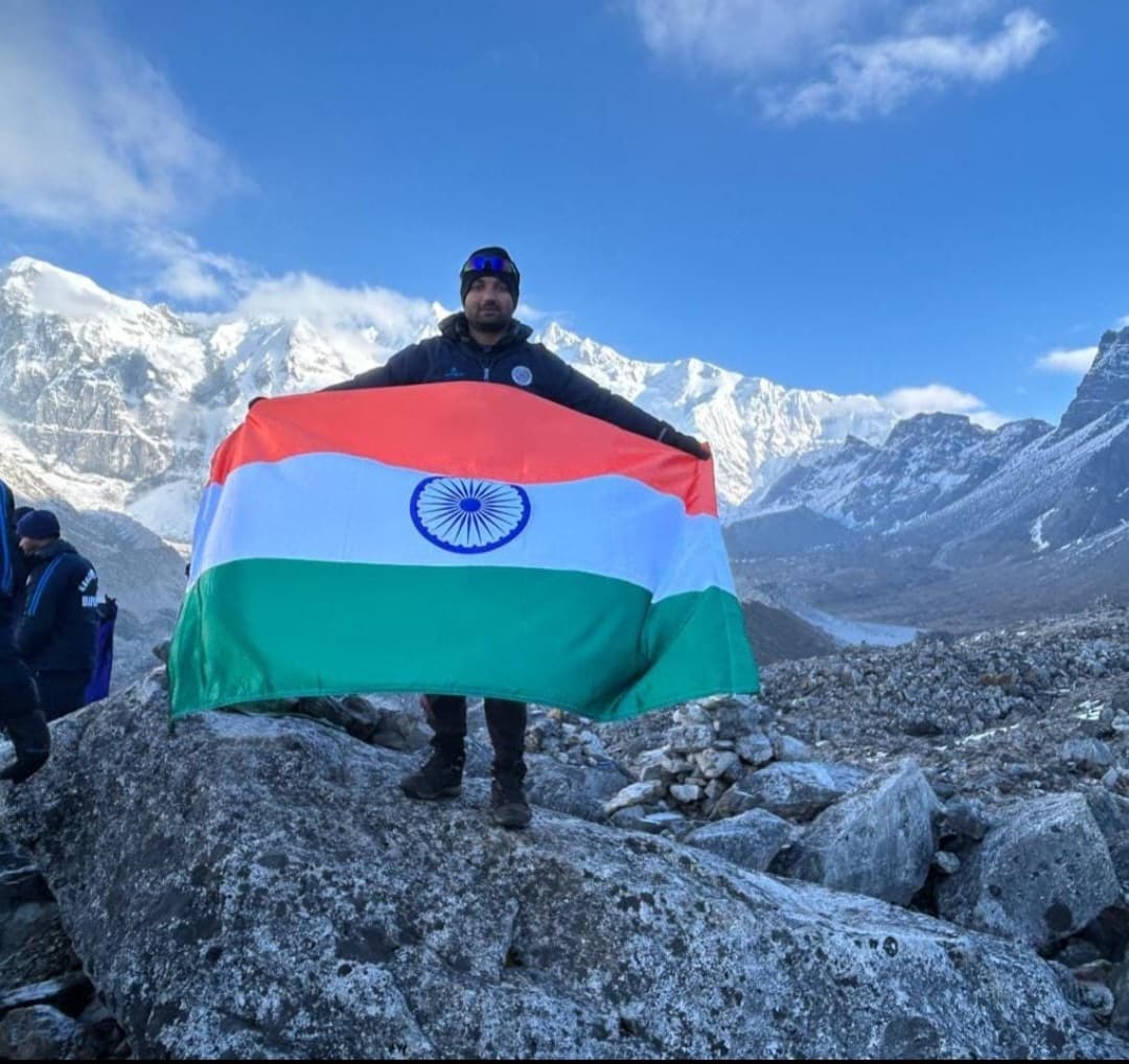 बनकटवा के मणिभूषण ने कंचनजंघा पर लहराया तिरंगा