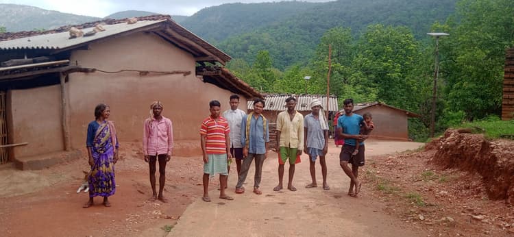 मांझी दंपती गांववालों को अपने ट्रैक्टर पर ले जाते हैं छह किमी दूर बूथ पर