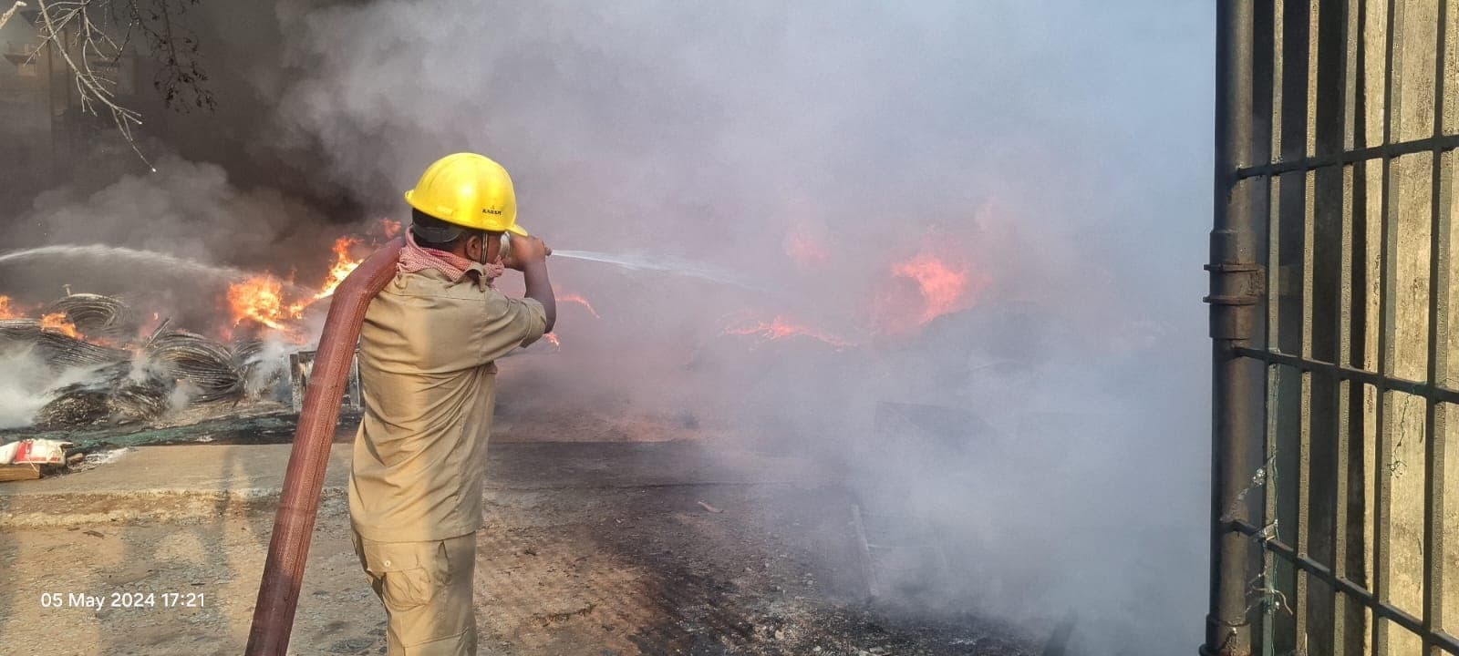 बीएसएनएल गोदाम में आग लगने पर घर और फ्लैट छोड़ कर बाहर निकल गये लोग