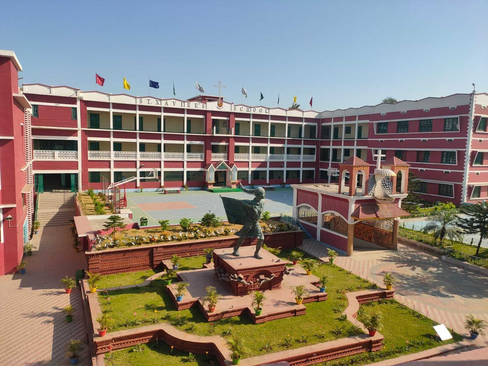 मैट्रिक में 98.20% अंक लाकर राखी, 12वीं साइंस में 97.75% लाकर सौरभ कुमार भट्टाचार्य व 94.75% लाकर मीमिषा चक्रवर्ती बनी कॉमर्स की जिला टॉपर