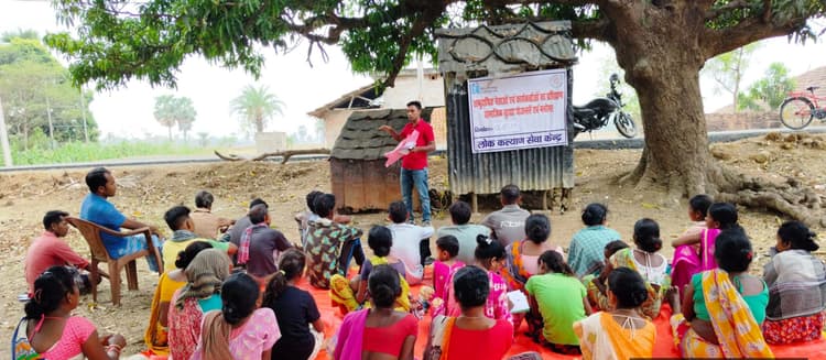 ग्रामीणों को मनरेगा व सामाजिक सुरक्षा के प्रति किया जागरूक