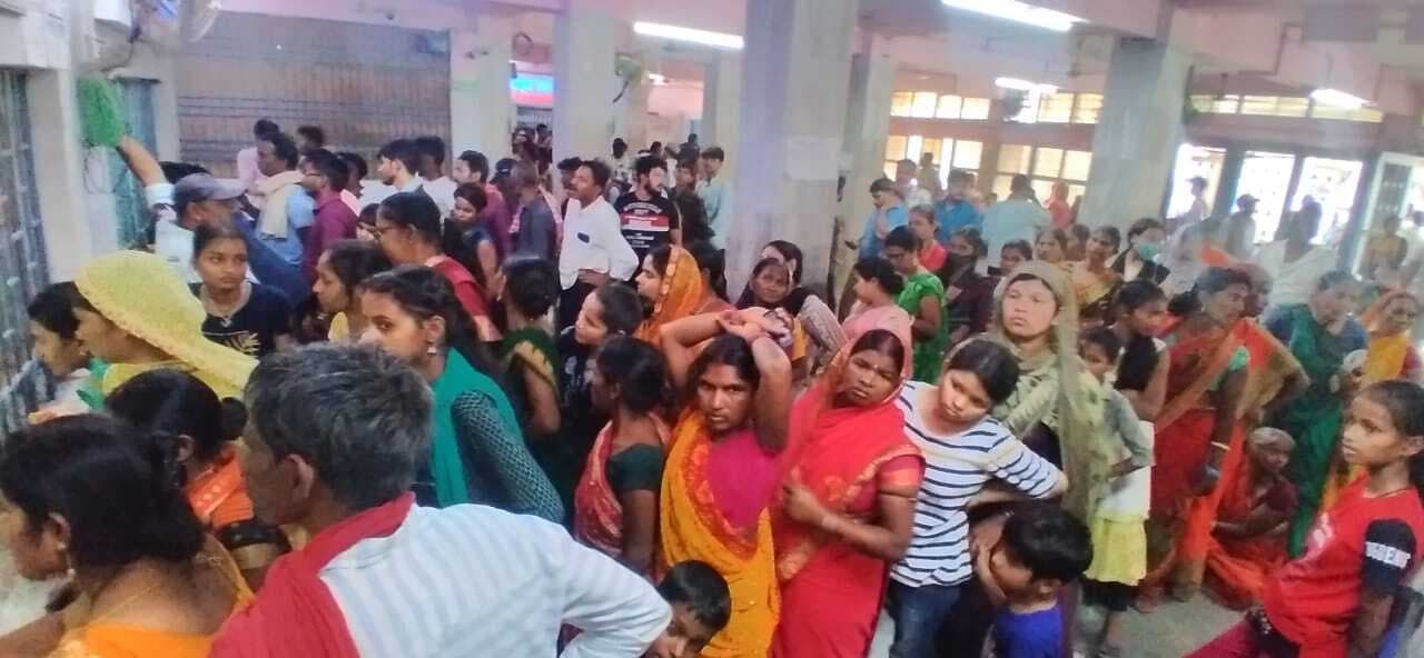 ओपीडी का एक रजिस्ट्रेशन काउंटर रहा बंद, महिला मरीजों के इलाज में विलंब