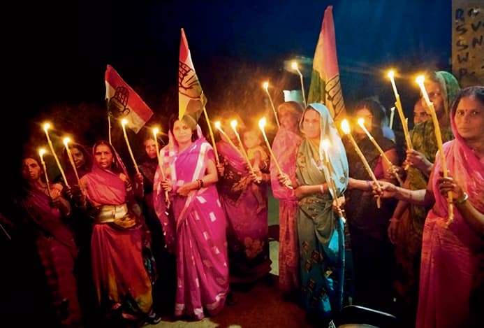 कर्नाटक में उत्पीड़न के खिलाफ महिलाओं ने निकाला कैंडल मार्च