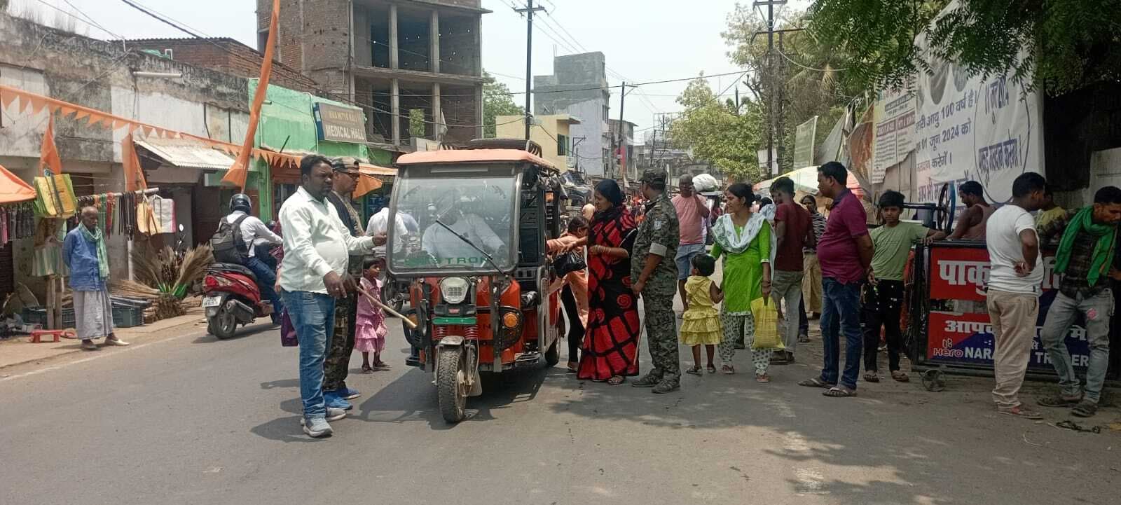 पाकुड़ में बिना नंबर के दौड़ रहे 51 ई-रिक्शा किये गये जब्त