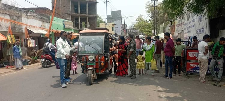 पाकुड़ में बिना नंबर के दौड़ रहे 51 ई-रिक्शा किये गये जब्त