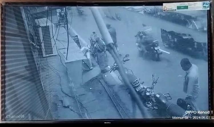 एसबीआइ ग्राहक के 53 हजार रुपये ले उड़े बदमाश, घटना सीसीटीवी में कैद