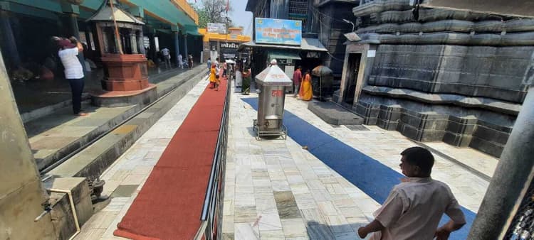 विष्णुपद मंदिर में श्रद्धालुओं के पैरों की शीतलता के लिए बिछाये गये कारपेट