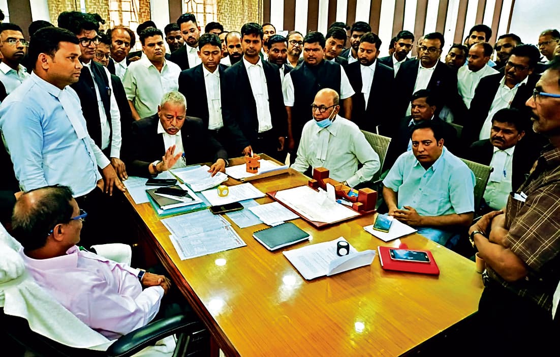 अधिवक्ताओं ने एसडीएम से विभिन्न समस्याओं पर की चर्चा