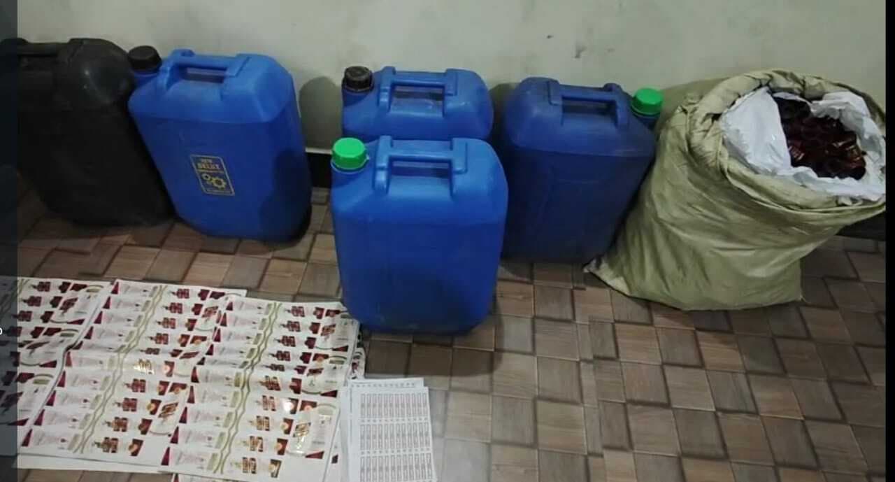 250 लीटर स्प्रिट, नकली रैपर, ढक्कन और बारकोड बरामद