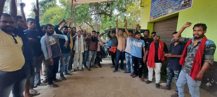 इ-रिक्शा चालकों की हड़ताल से यात्री रहे परेशान