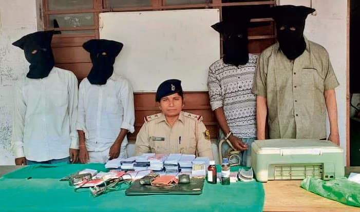 अमनौर में पुलिस ने बरामद किये 86 हजार के नकली नोट, चार गिरफ्तार