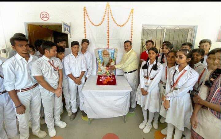 सरखेलडीह में रवींद्रनाथ टैगोर की प्रतिमा स्थापित कर किया गया नमन