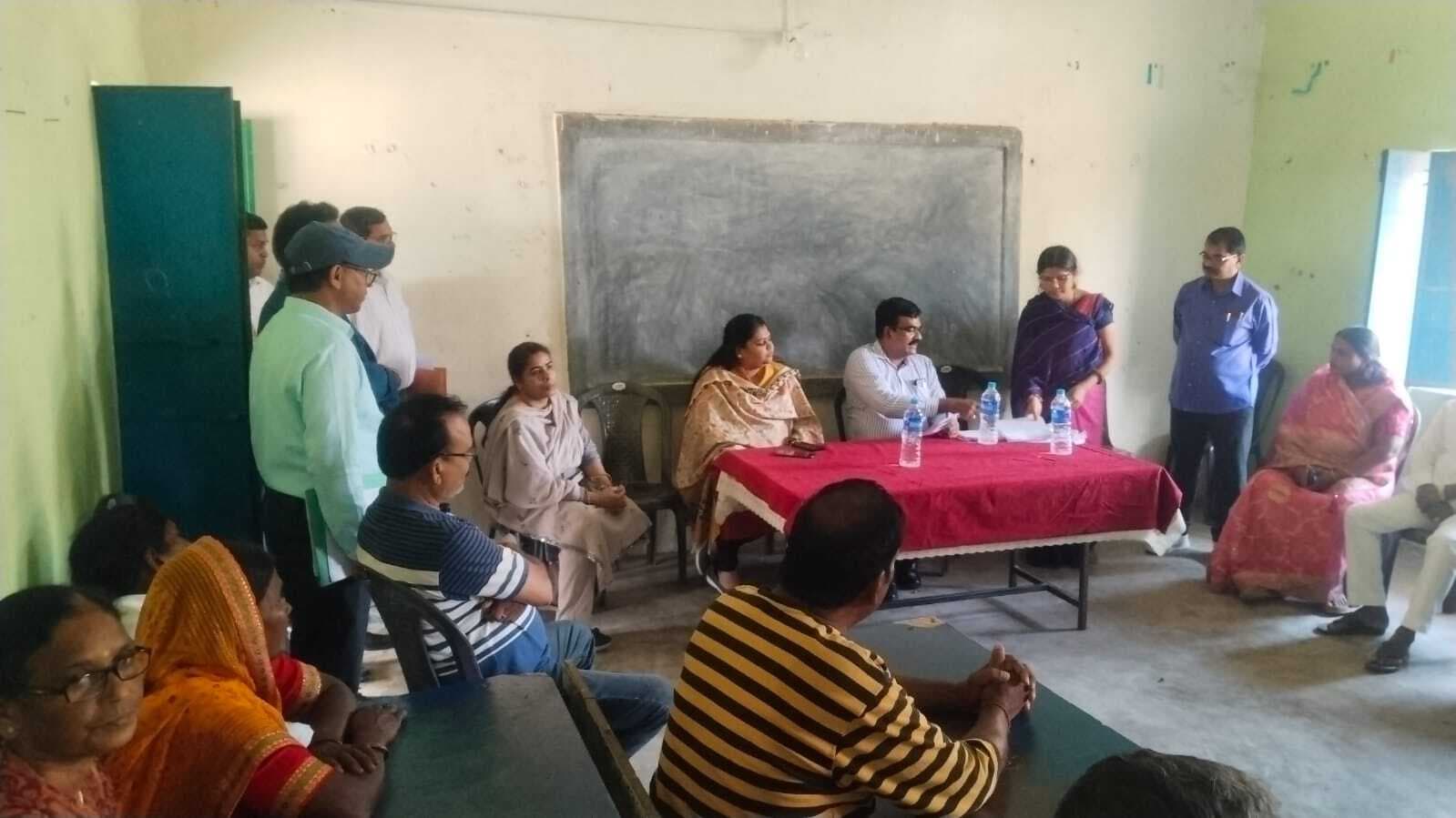 बूथों पर ठंडा पानी और बिजली-पंखे की व्यवस्था करें : डीसी