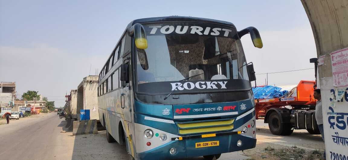 एसी टूरिस्ट बस से पशु तस्करी, ठूंस-ठूंस कर भरे थे 25 मवेशी