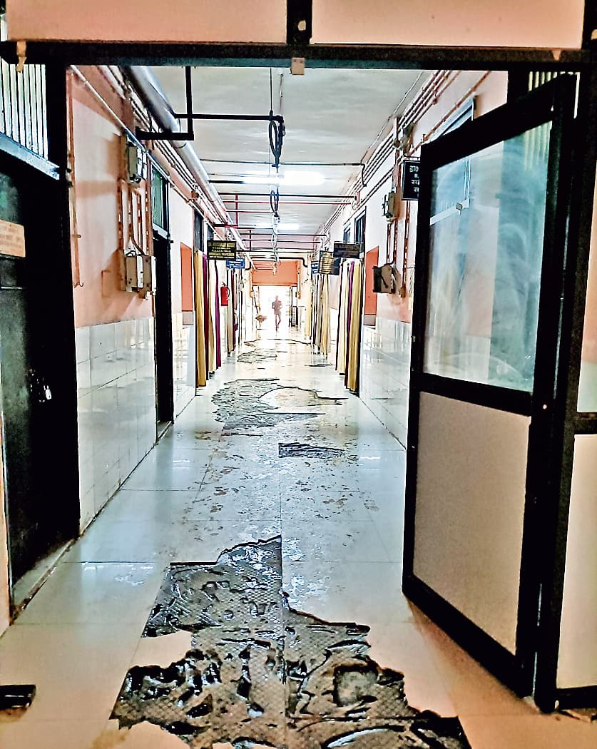 रिम्स : लाखों खर्च कर वार्ड में लगाया गया था टाइल्स, अब बदलने की तैयारी