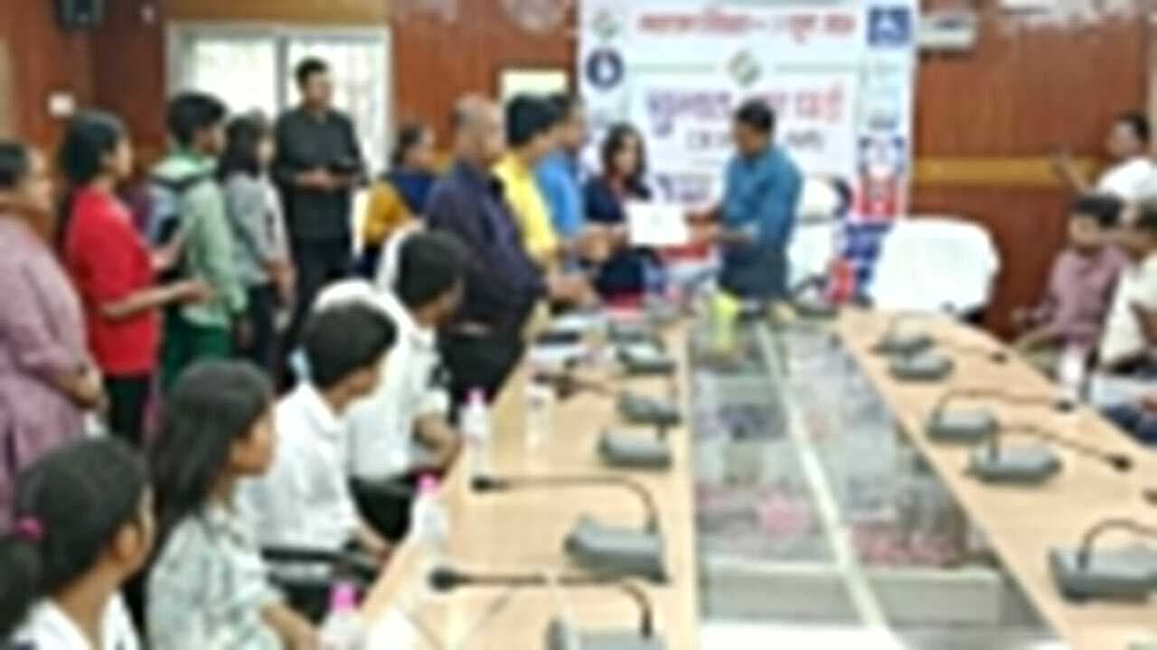 जैक 12वीं में उत्कृष्ट प्रदर्शन करने वाले छात्र-छात्राओं को डीसी ने किया सम्मानित