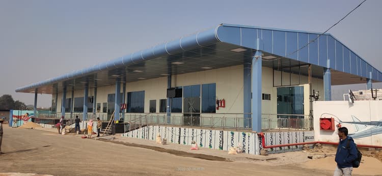 आंधी-तूफान से विमान सेवा प्रभावित, एक घंटे विलंब से कोलकाता की फ्लाइट ने भरी उड़ान