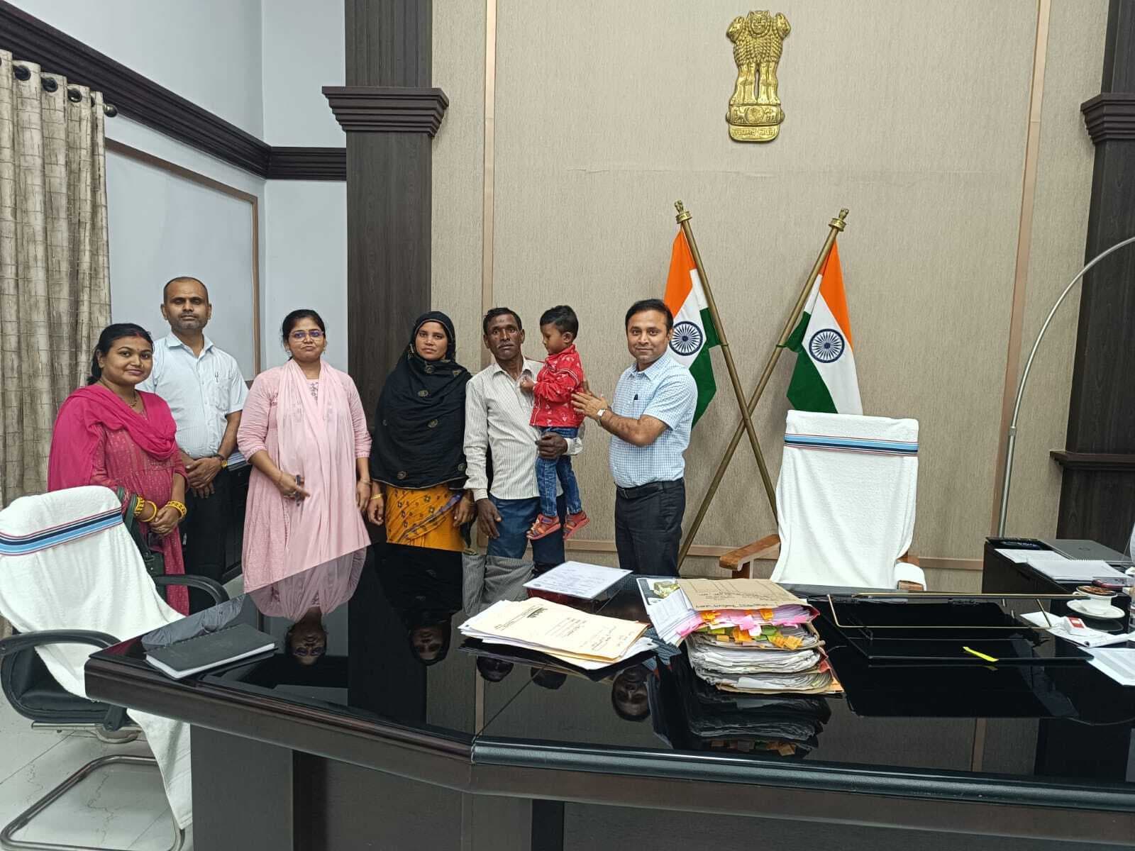 पश्चिम बंगाल व कटिहार के दो अभिभावकों को दत्तक में सौंपे गये बच्चे